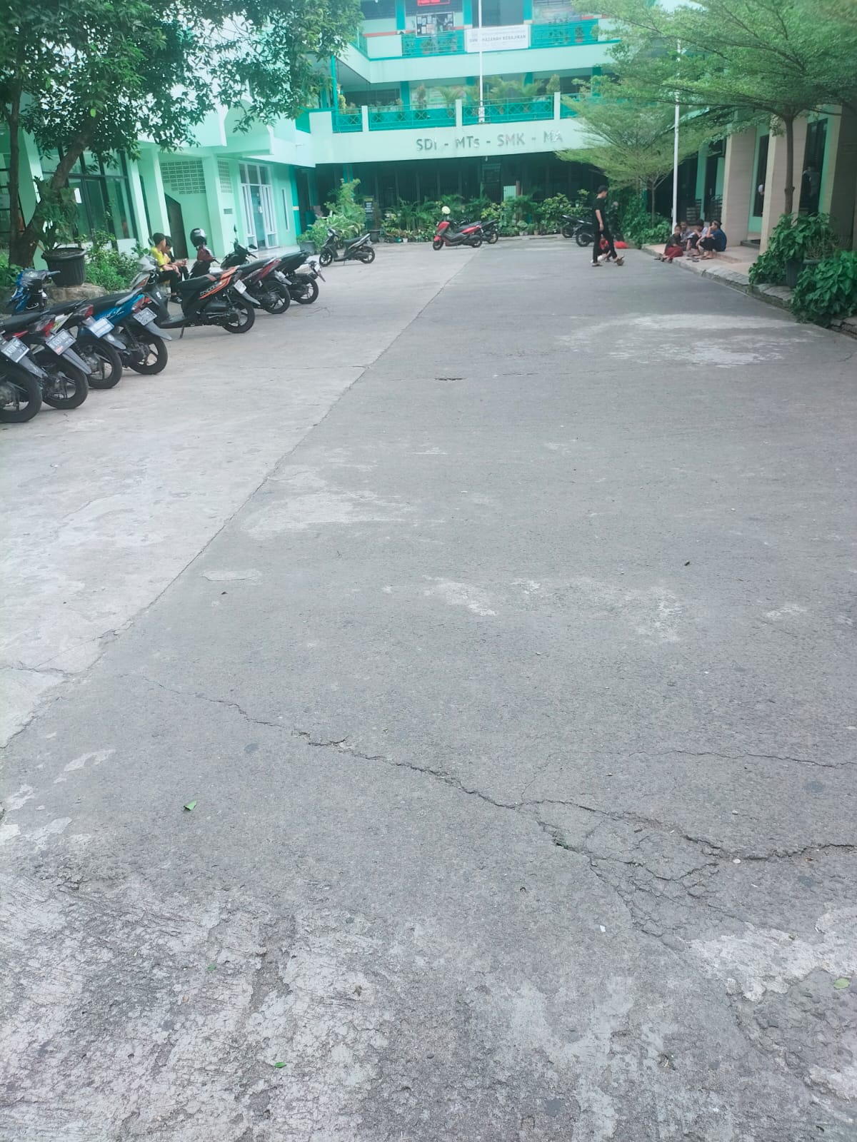 Parkiran Luas dan Gratis