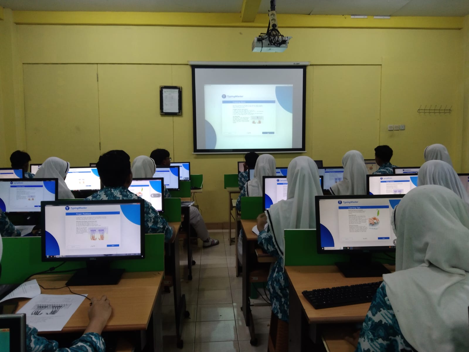 Mengenalkan Software Mengetik 10 jari kepada kelas 9 MTs Khazanah Kebajikan
